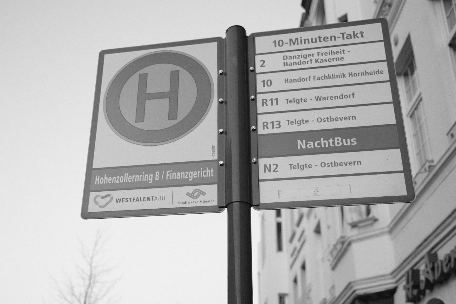 Haltestellenschild „Hohenzollernring B / Finanzgericht“ mit Fahrplan im 10-Minuten-Takt.